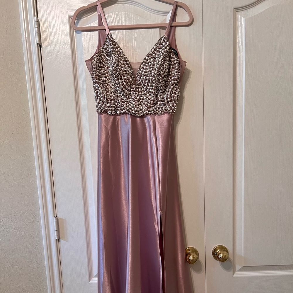 Very light wear dress so comfortable . worn once.